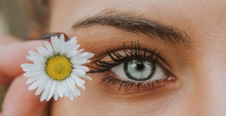 Blue eye with a daisy flower
