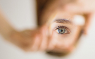 eyeball-blurry-upside-down-woman-eye-conditions