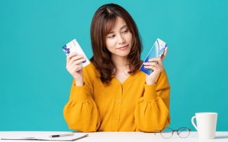 woman looking at monthly and daily contact lens boxes