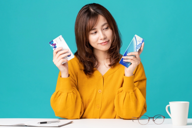 Daily vs monthly contact lenses which is better? Lenstore.co.uk